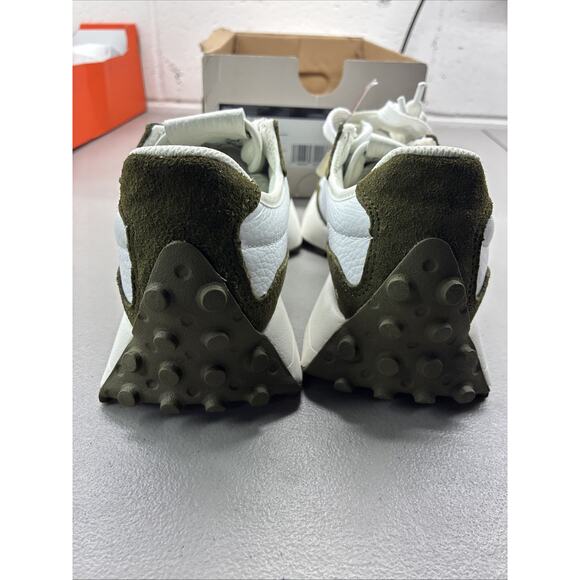New Balance 327 Casual WOMEN Sneaker Shoes Leather Green White size 6 Box No Lid main image 5
